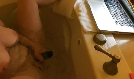 Cewek video dewasa full hd dengan rambut pendek lesbian mencintai kontol
